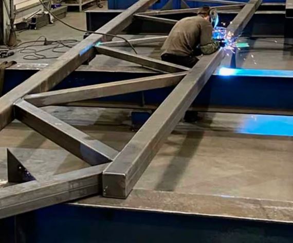 производство сэндвич-панелей и металлоконструкций на заводе, сварка