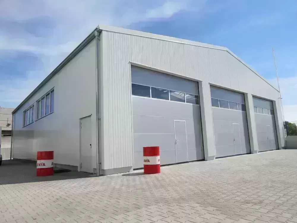 Процесс сборки каркаса металлоконструкций